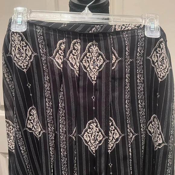 NWOT Grace Elements Skirt Size 10 Black and Cream Pattern 24”Top to Hem Bottom - Picture 3 of 3